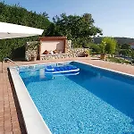 With A Spacious Garden And Pool Apartmán *