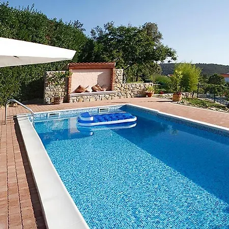 With A Spacious Garden And Pool Appartement *