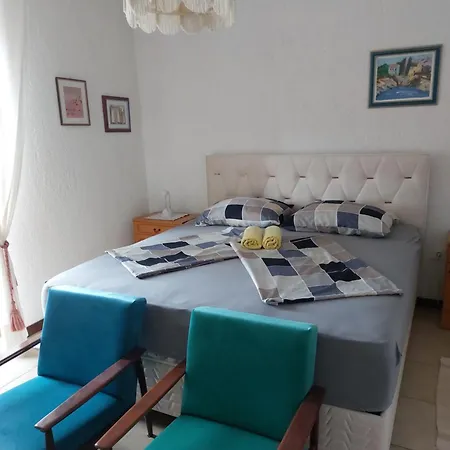With A Spacious Garden And Pool Appartement Rab Town