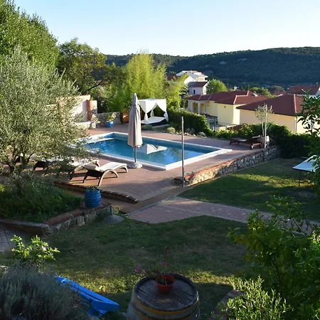 Appartement With A Spacious Garden And Pool *