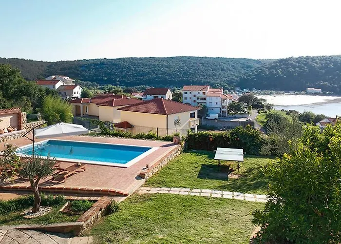 With A Spacious Garden And Pool Lejlighed