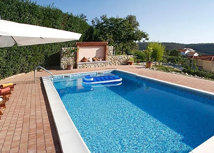 With A Spacious Garden And Pool Lejlighed *