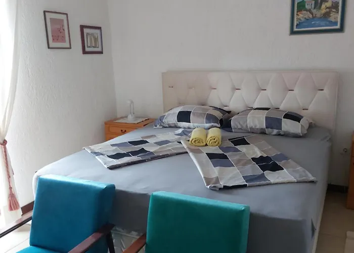 With A Spacious Garden And Pool Lejlighed Rab Town