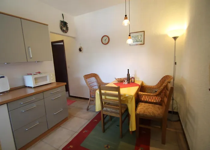 Lejlighed With A Spacious Garden And Pool Rab Town