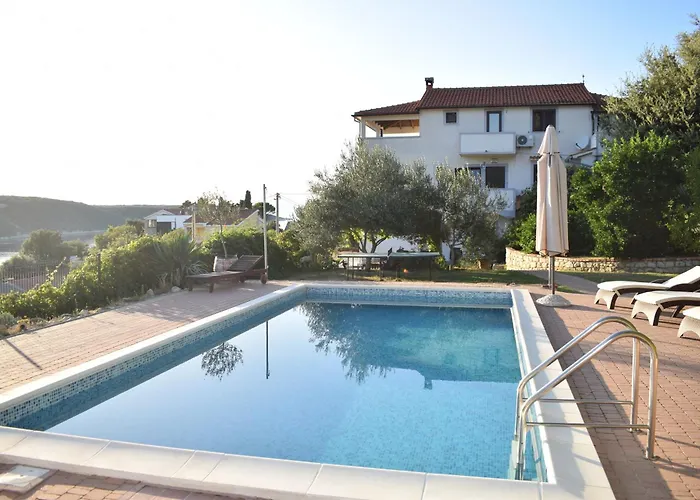 With A Spacious Garden And Pool Lejlighed Rab Town