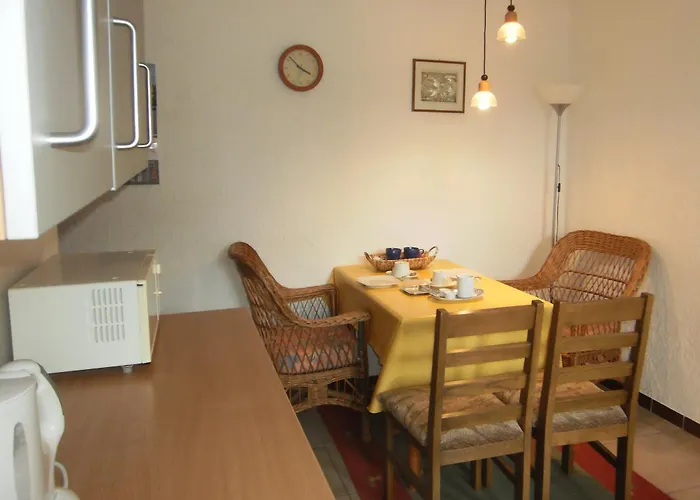 With A Spacious Garden And Pool Lejlighed